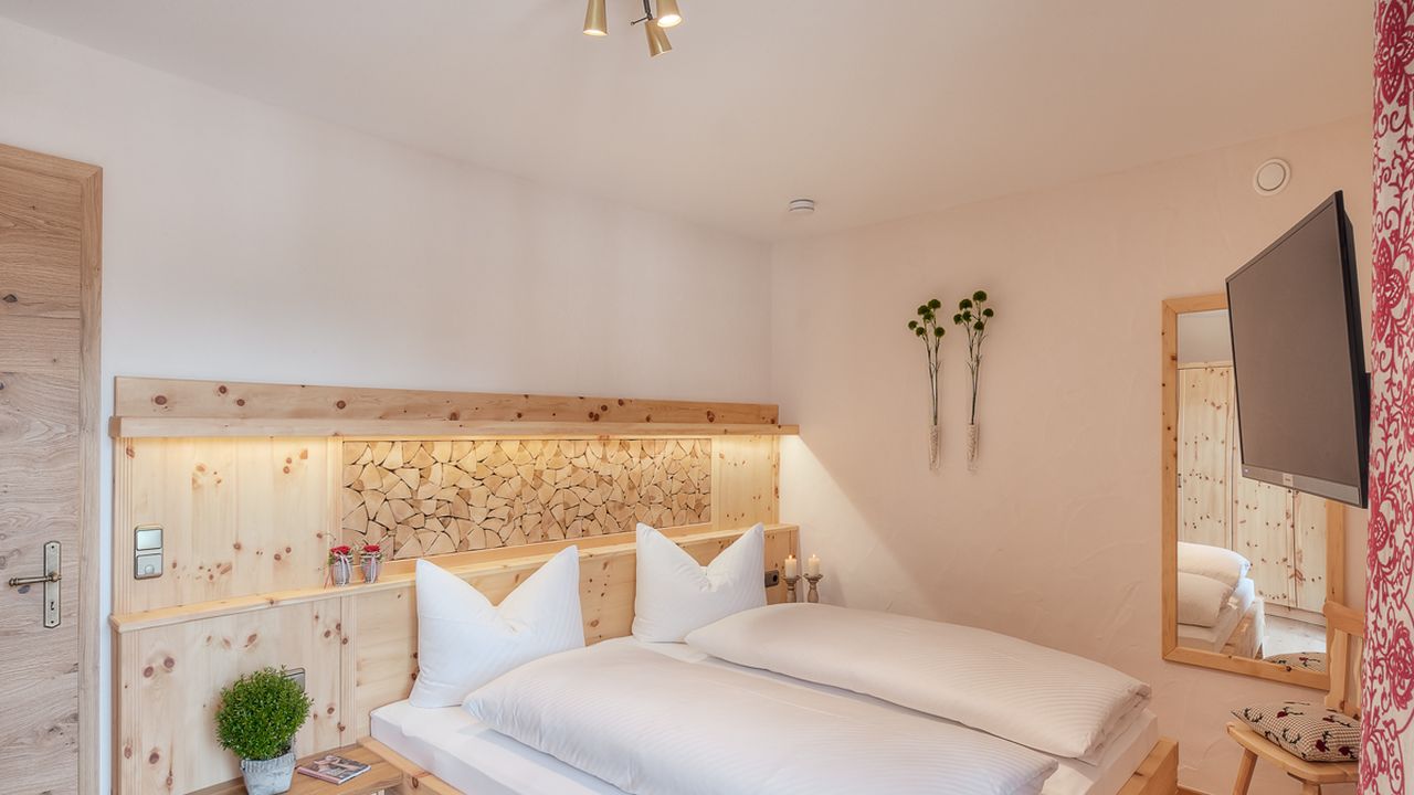 Schlafzimmer mit Zirbenholzausstattung und TV Schlafzimmer mit Zirbenholzausstattung und TV